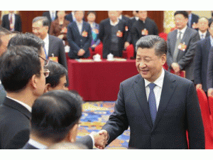  习近平看望参加政协会议的文艺界社科界委员