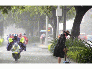  强降雨来袭 全国南北13省份部分地区有大到暴雨