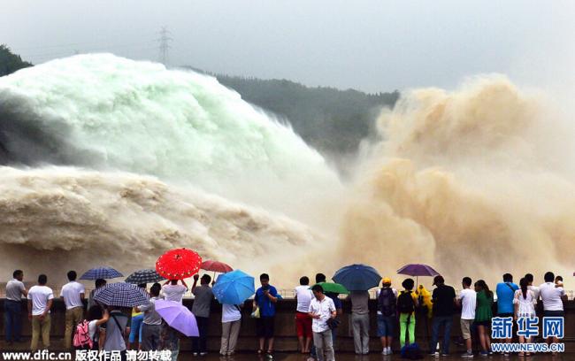  黄河小浪底调水调沙 场面震撼引人关注