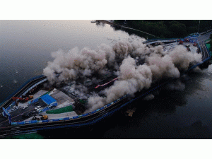  长春南湖大桥被爆破拆除 