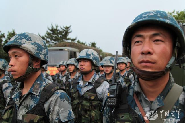  利剑出鞘 空降兵某团跨昼夜实弹射击