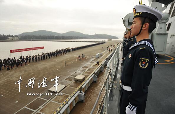  海军第二十三批护航编队从舟山起航