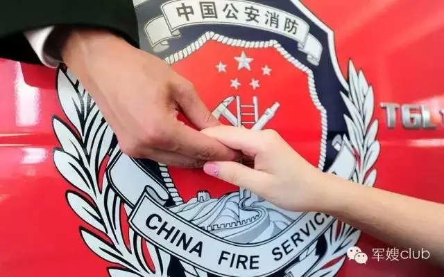  军嫂泣泪祈祷:老公,我等你从塘沽平安归来！